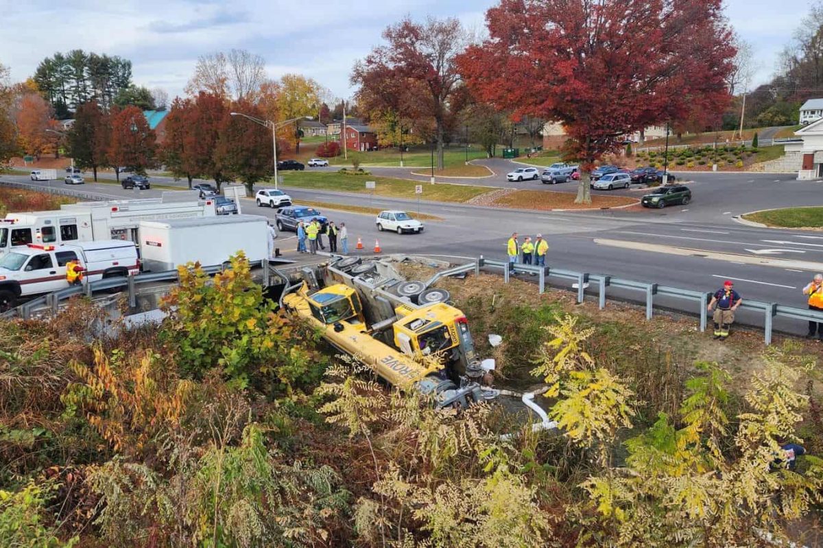 crane falls into creek in abingdon 1