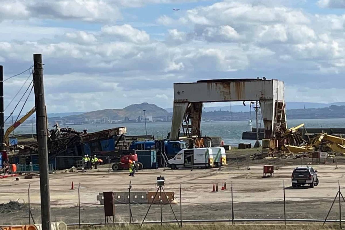 crane falls into port in fife 1