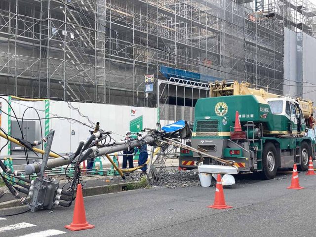 crane hit electrical pole in japan 1