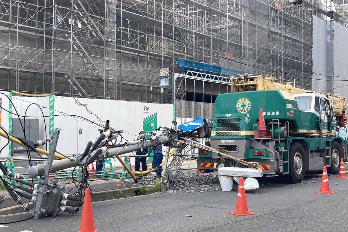 crane hit electrical pole in japan 1