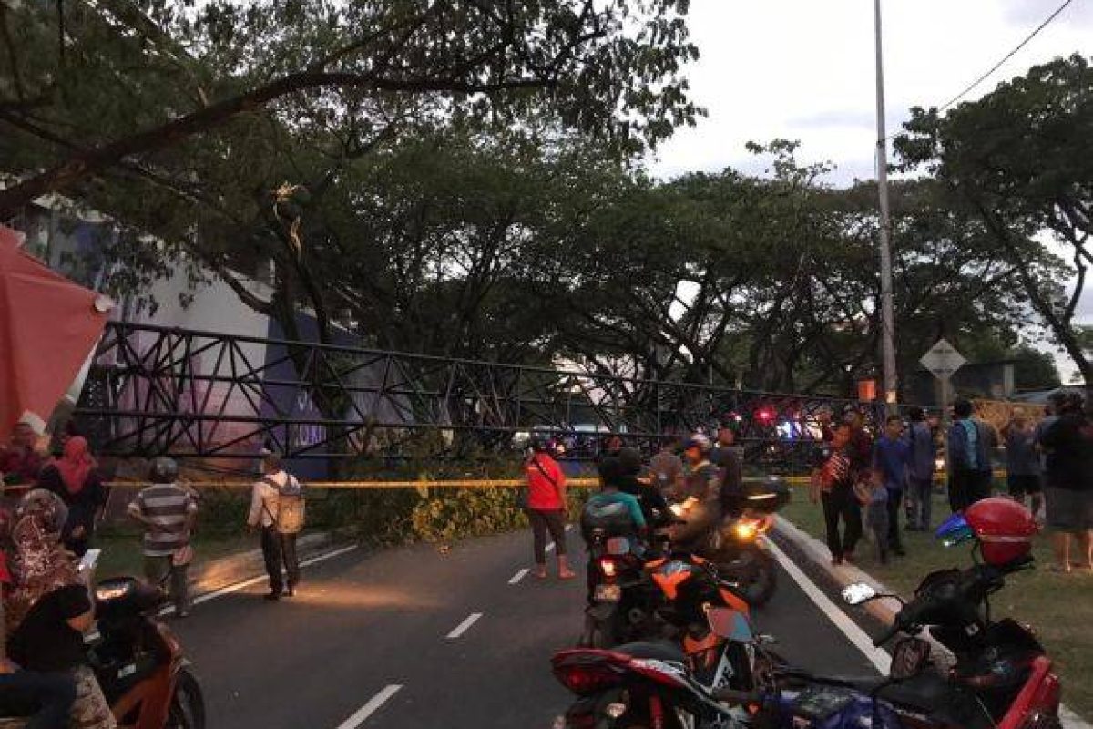 crawler crane collapsed in bandar baru sentul-1