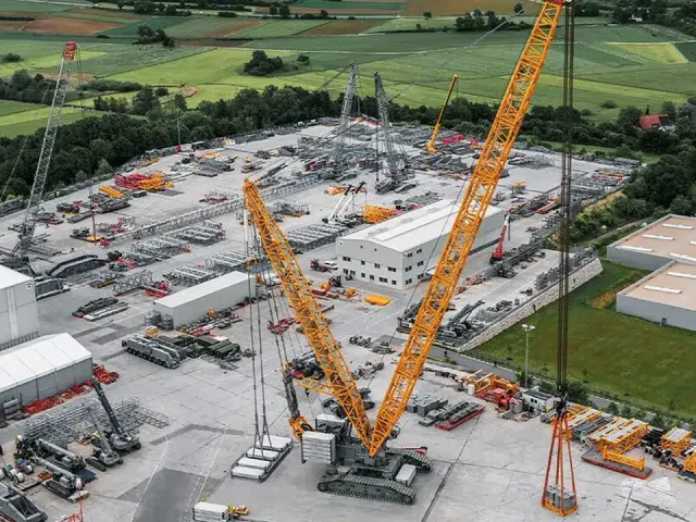 denzai introduces liebherrs 2500 ton crawler crane for the first time in japan.jpg