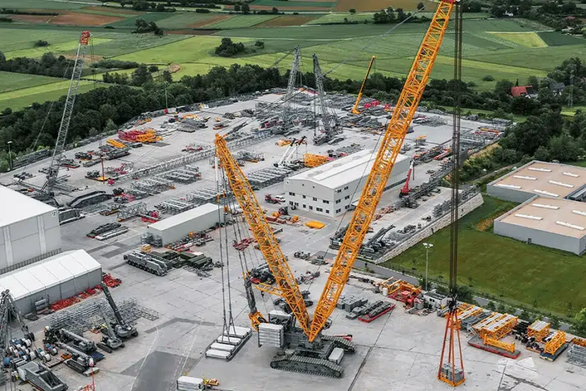 denzai introduces liebherrs 2500 ton crawler crane for the first time in japan.jpg