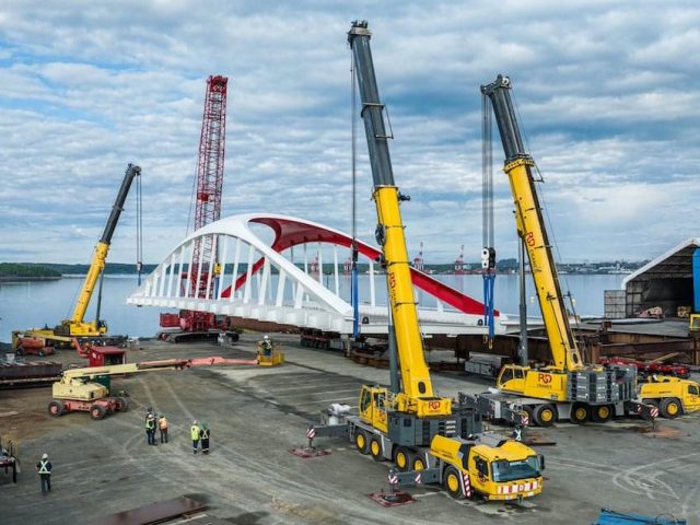 grove lift toronto bridge 1