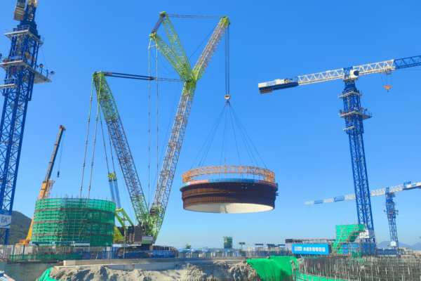 hualong soars zo­omlion crawler crane nuclear hoisting