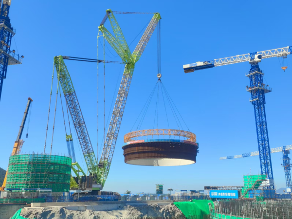 hualong soars zo­omlion crawler crane nuclear hoisting
