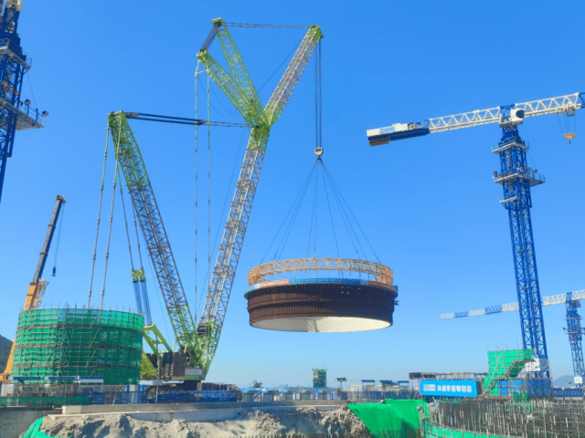 hualong soars zo­omlion crawler crane nuclear hoisting