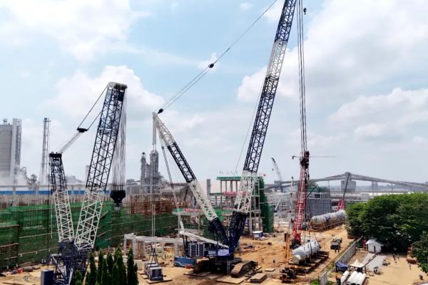 indonesia pusri3b 1350t crawler crane lift 1