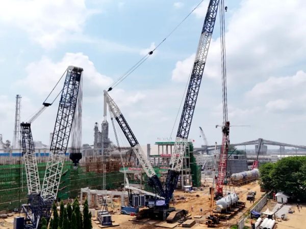 indonesia pusri3b 1350t crawler crane lift 1