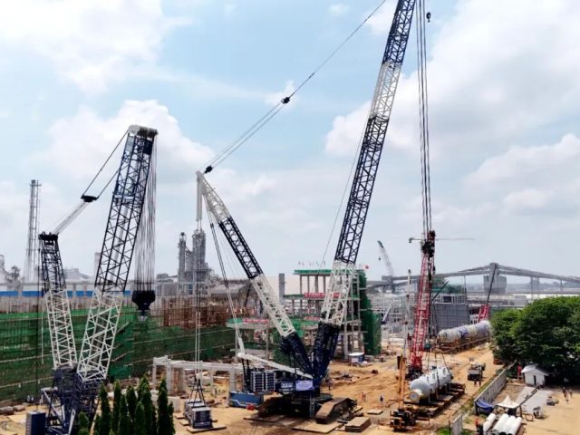 indonesia pusri3b 1350t crawler crane lift 1