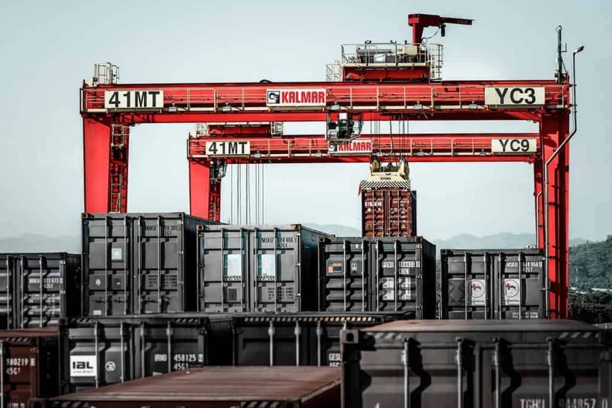 Kalmar STS picking up container.