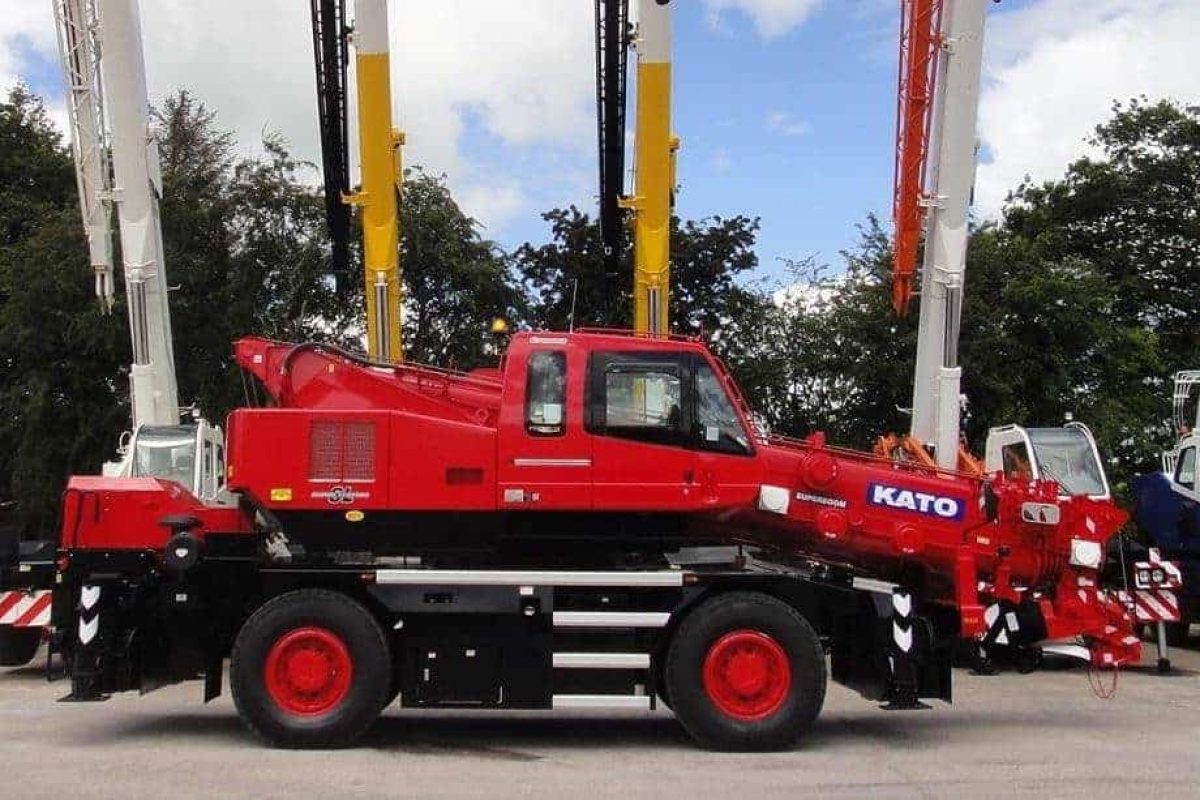 Side view of Kato CR350Ri.