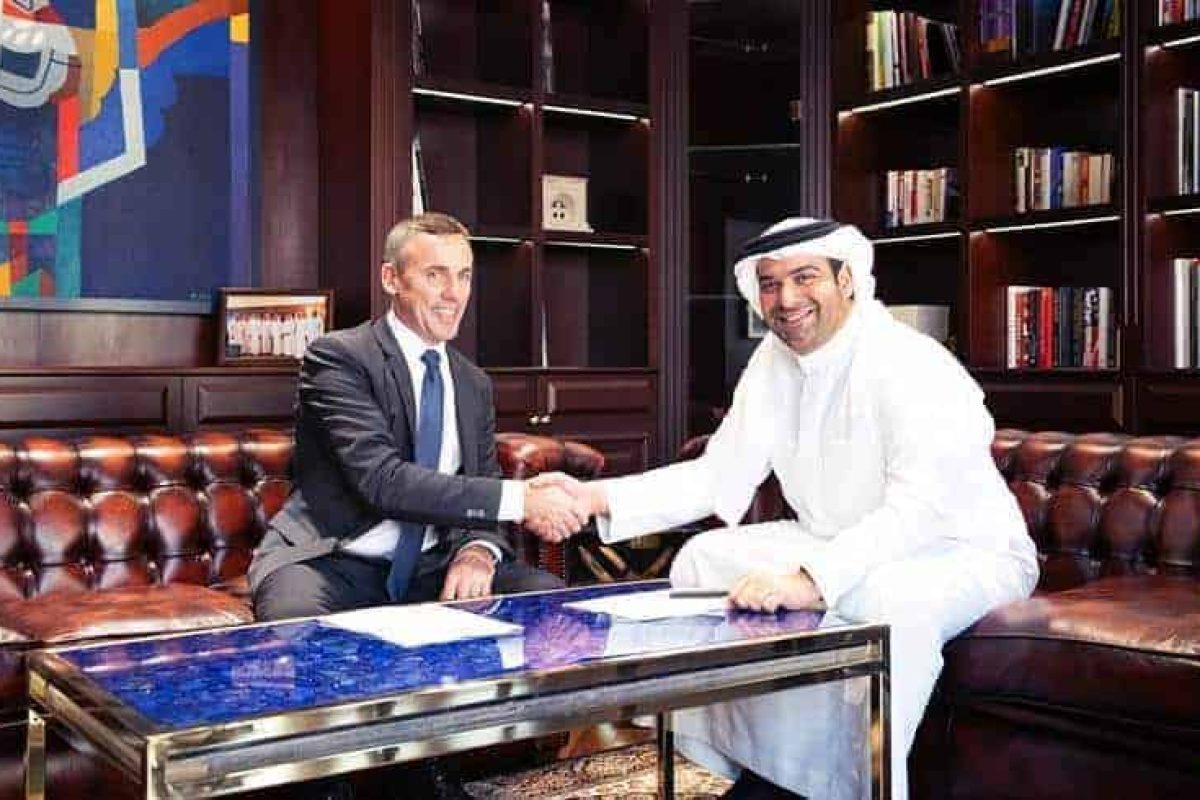 Jurgen Vater, CEO of Kranlyft Group (left) and Fahad Kanoo, CEO of The Kanoo Group signing the agreement
