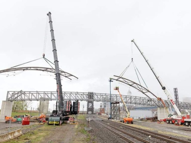 liebherr all crane tandem hoist pedestrian bridge 3 300dpi
