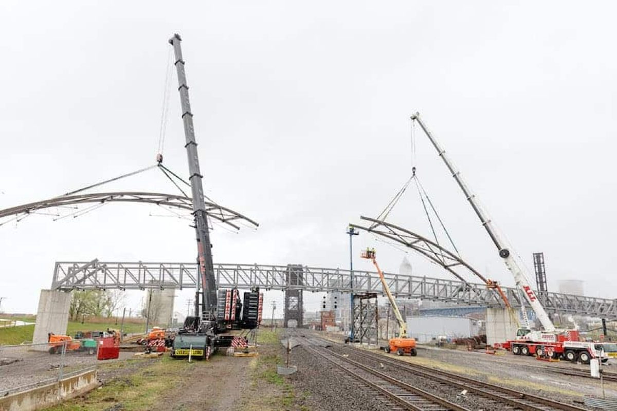 liebherr all crane tandem hoist pedestrian bridge 3 300dpi