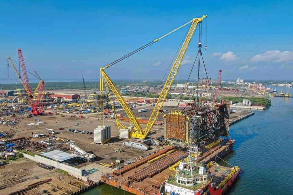 liebherr lr13000 load oil platform in mexico-1