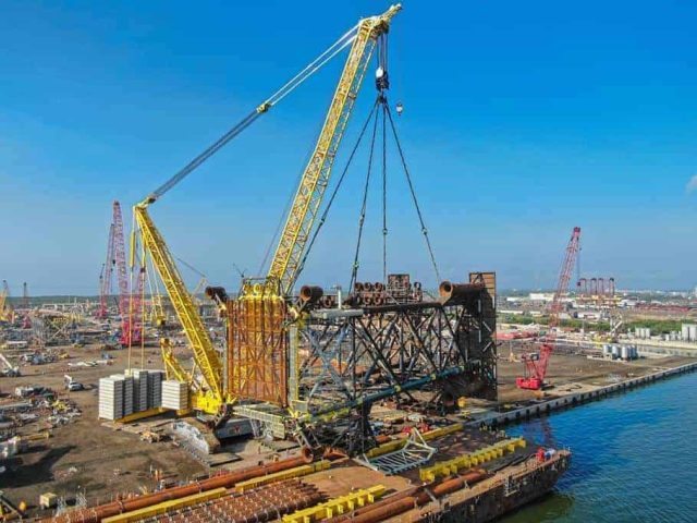 liebherr lr13000 load oil platform in mexico-4