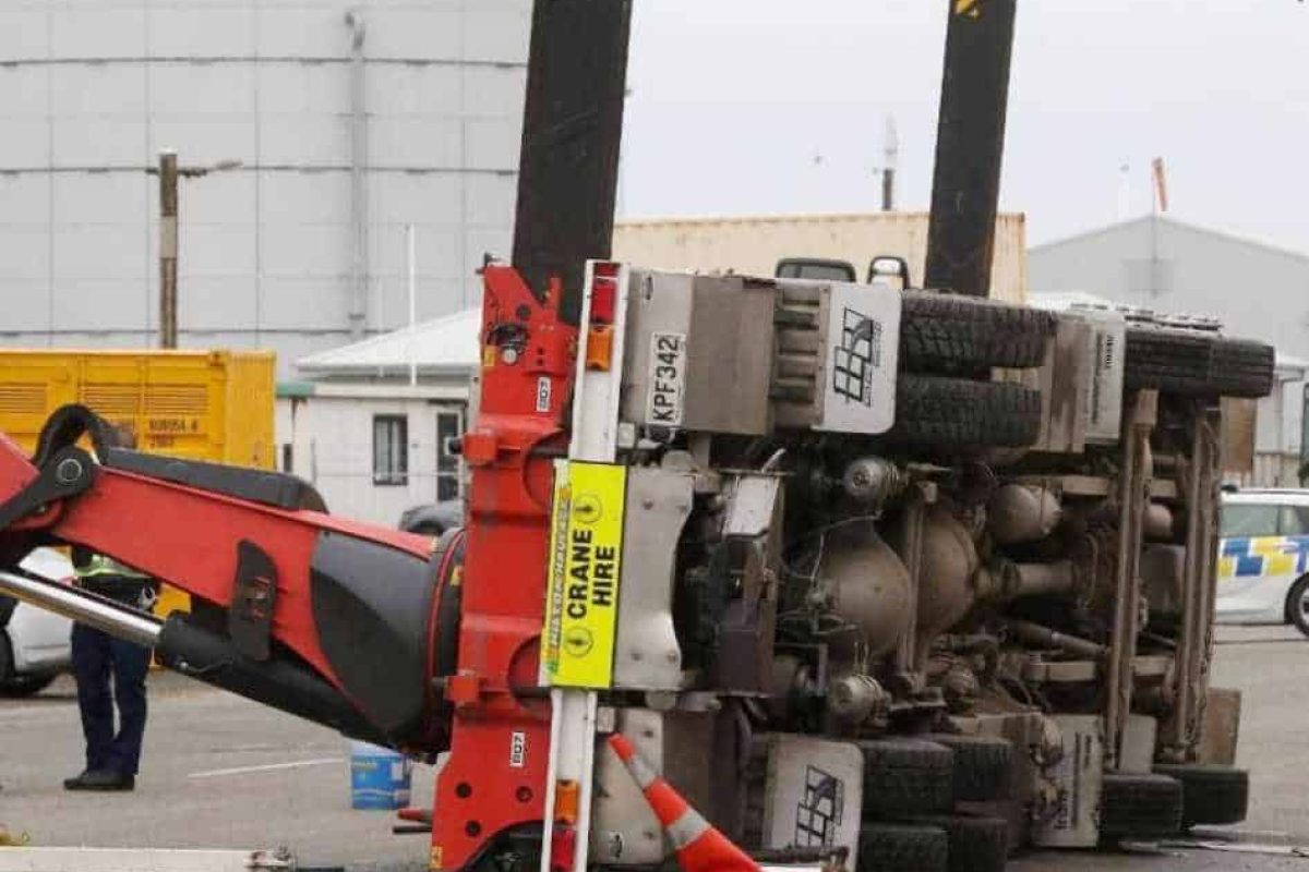 loader crane overturn in new zealand 1