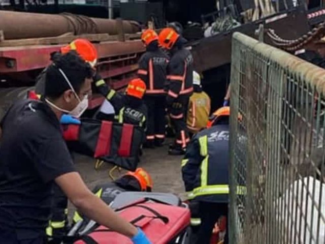 lorry crane accident in defu lane