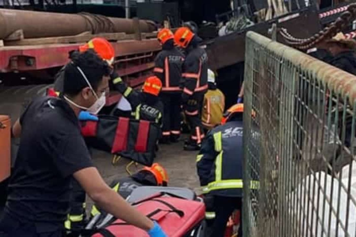 lorry crane accident in defu lane