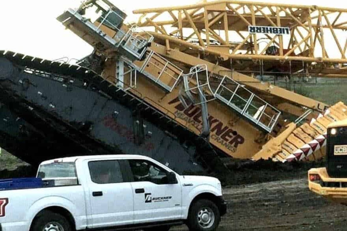 Bucker Heavylift's new Liebherr LR11000 overturn in South Dakota.