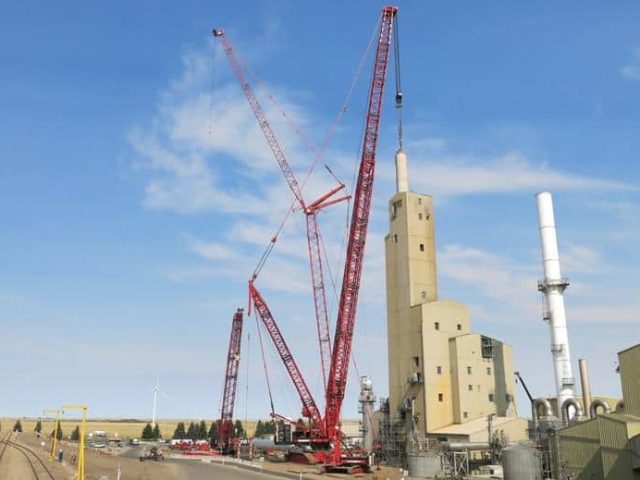 Mammoet LR11350 lifting the R-101 Vessel.
Source: KHL