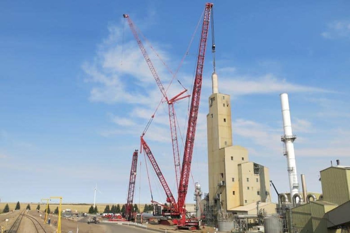 Mammoet LR11350 lifting the R-101 Vessel.
Source: KHL