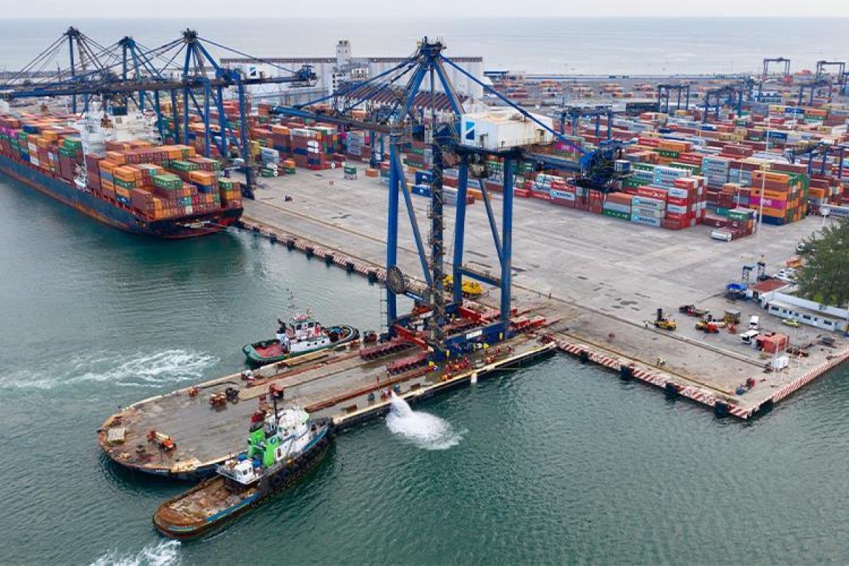 Mammoet moving container cranes in port in Mexico.
