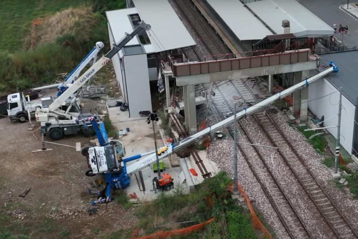 milan crane accident against railway 1