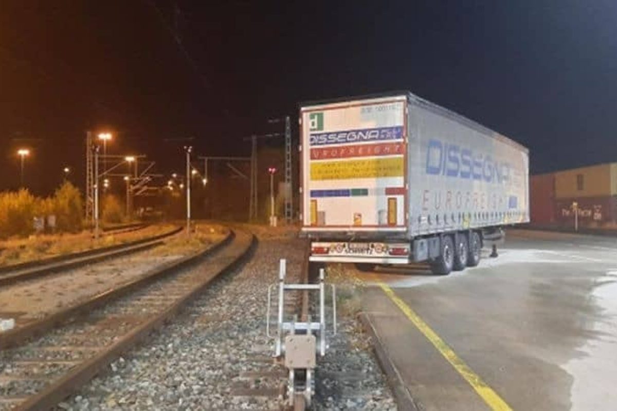 rail mounted container crash into trailer