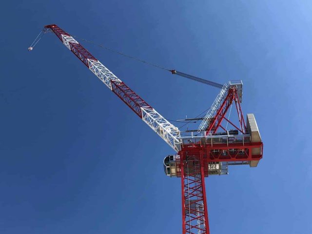 Side view of Saez SL 450 R luffing jib tower crane