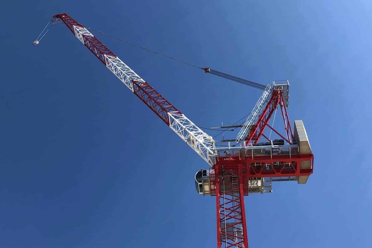 Side view of Saez SL 450 R luffing jib tower crane