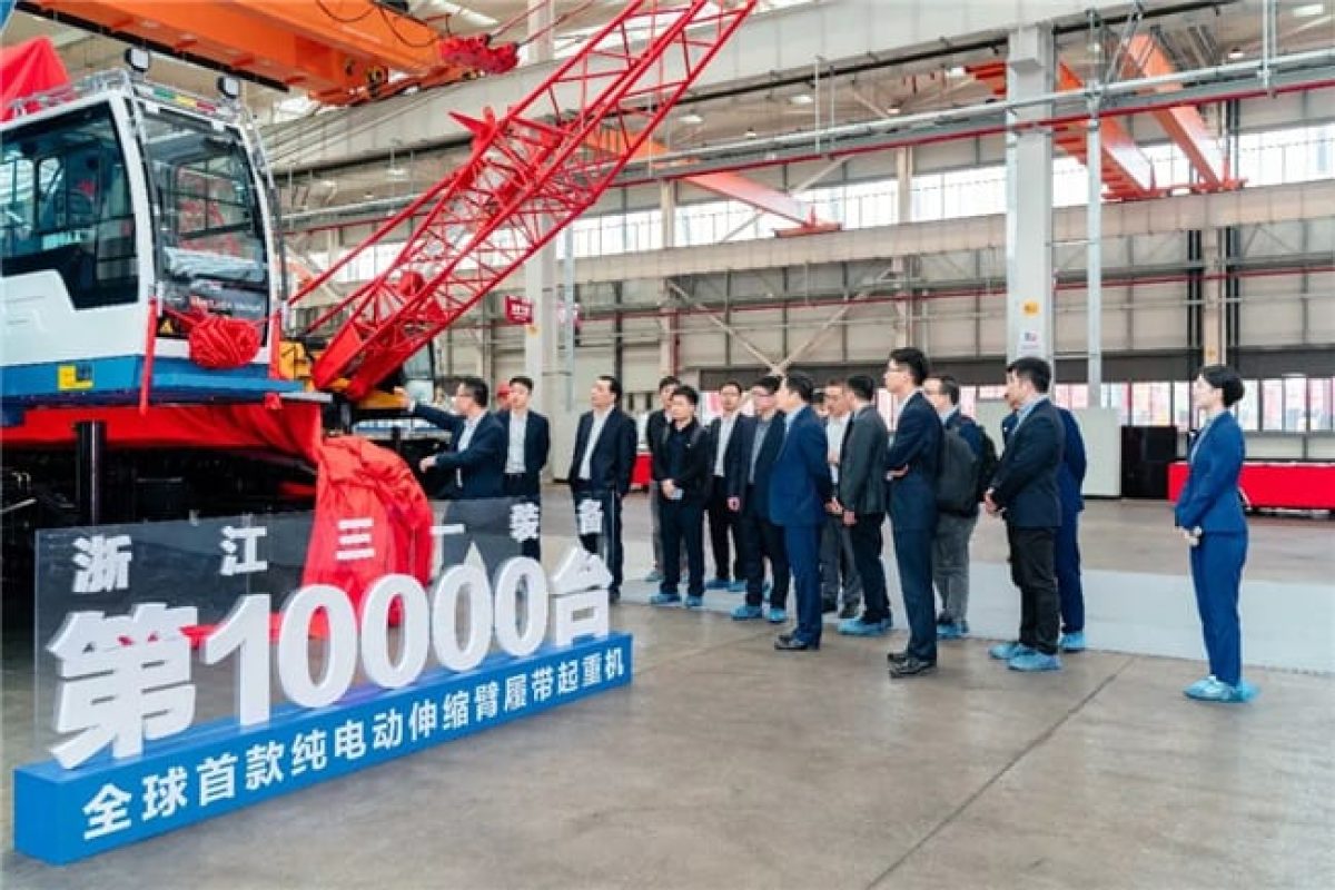 Sany unveiling the 10,000th Crawler at the factory