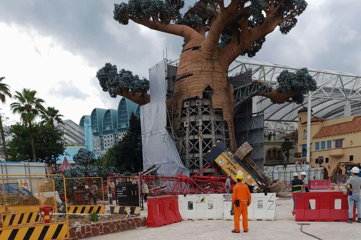 sany crawler crane topple in universal studios 2