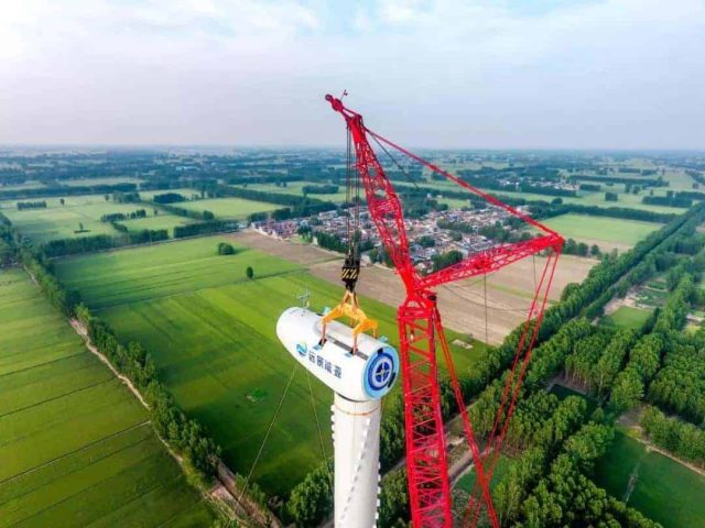 Sany SCC12000TM carrying out its maiden lift in Yuanyang, lifting 127-tonne nacelle at 140 metres.