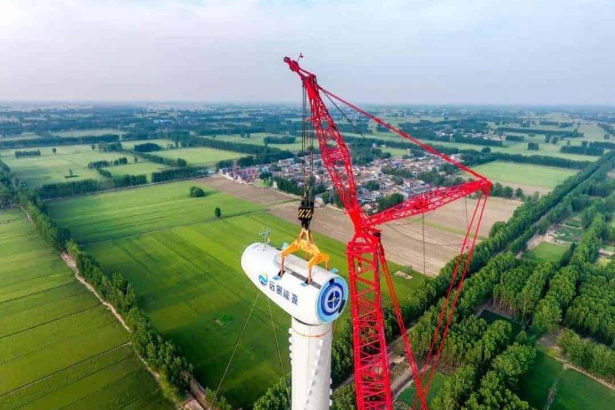 Sany SCC12000TM carrying out its maiden lift in Yuanyang, lifting 127-tonne nacelle at 140 metres.
