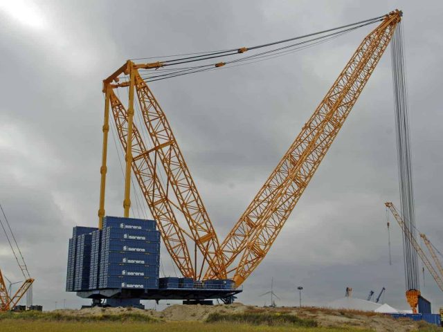 Side View of Sarens SGC-140