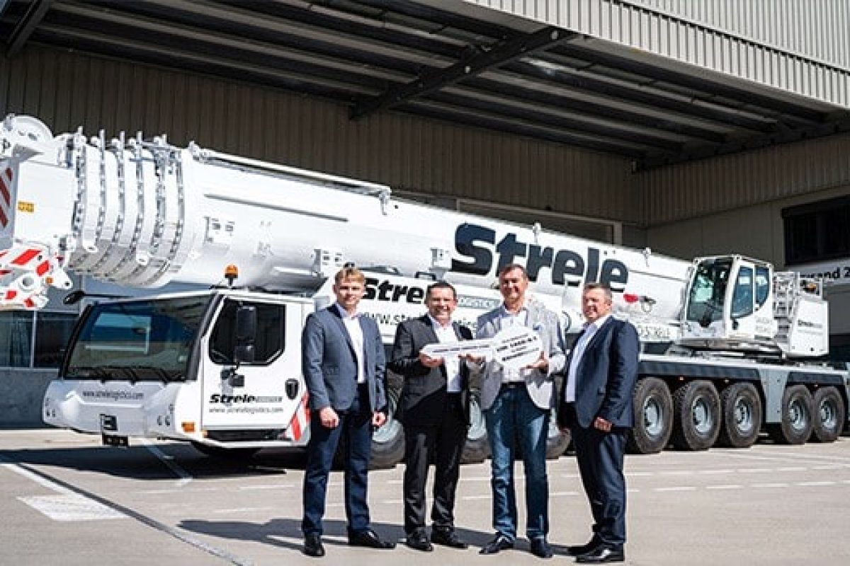 Liebherr handing over of LTM1450-8.1 to Strele Logistics in Ehingen.