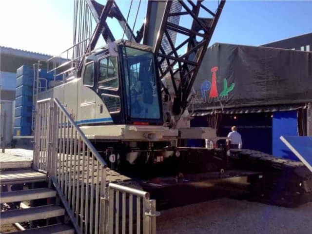 Sumitomo-Hitachi showcasing their latest crawler crane, SCX1000A-3 at Germany Bauma Show 2013. Noticeable that they stick close back to their old design of rectangular operator cabin instead of round cabin.
