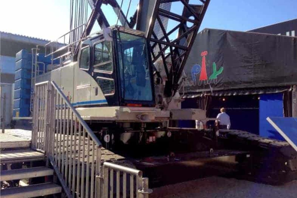Sumitomo-Hitachi showcasing their latest crawler crane, SCX1000A-3 at Germany Bauma Show 2013. Noticeable that they stick close back to their old design of rectangular operator cabin instead of round cabin.