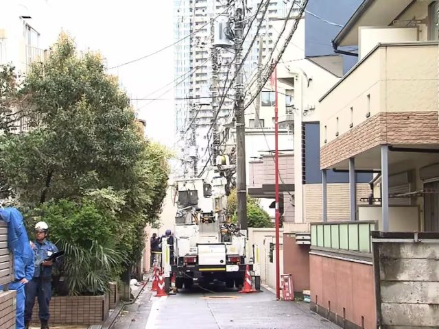 tokyo crane accident transformer fall 2025