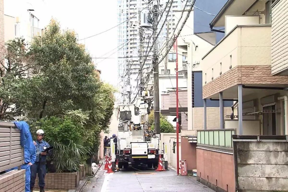 tokyo crane accident transformer fall 2025