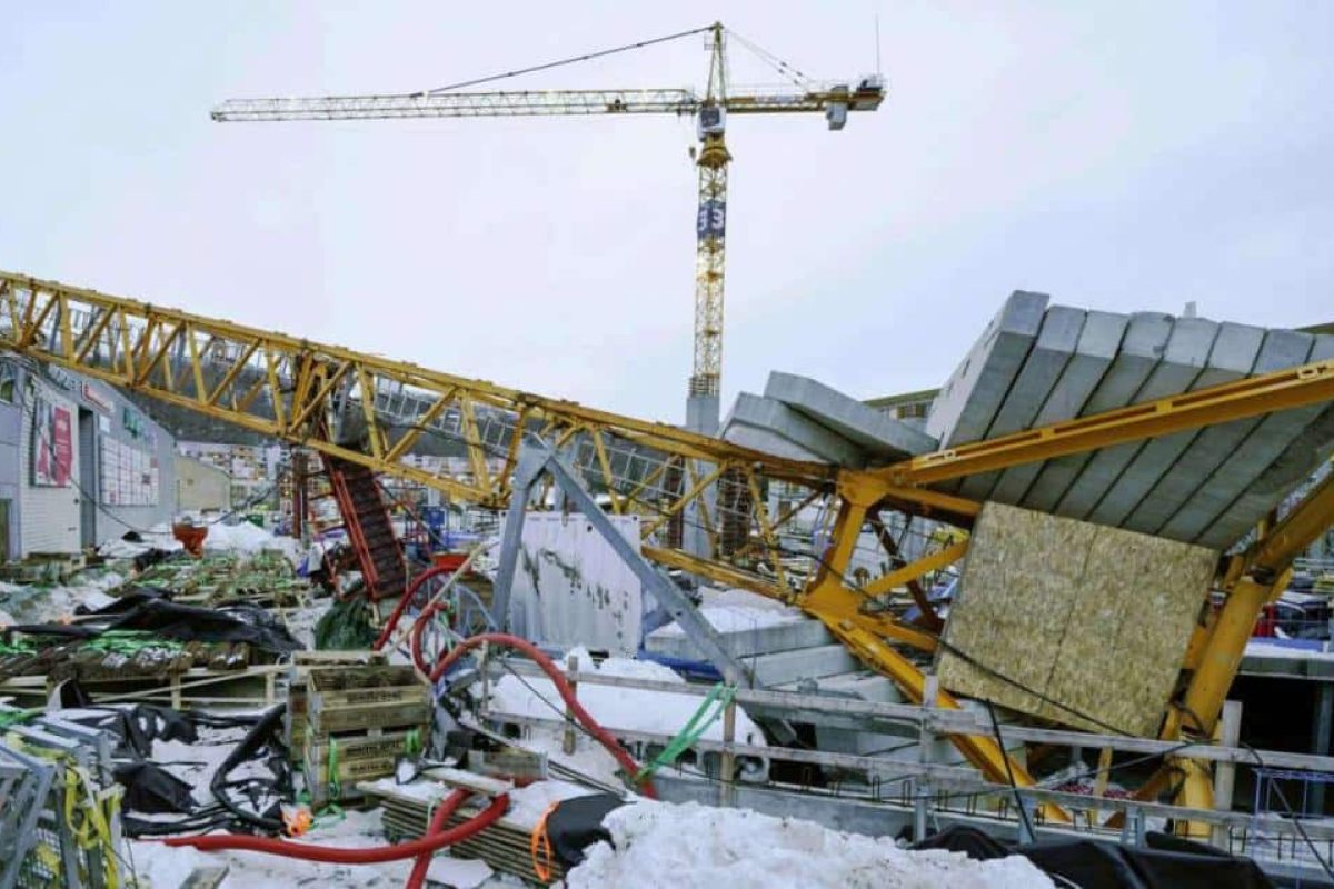 tower crane crashed into shopping mall in norway 1
