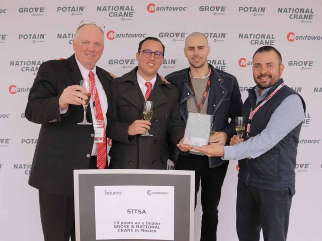 From left to right: Dave Hull, VP Americas, Manitowoc; Guillermo Vazquez, VP sales and customer support, Manitowoc; Gome Gomez, product support director, Tracsa; Juan Paulo Mejía, industrial commercial manager, Sitsa.
