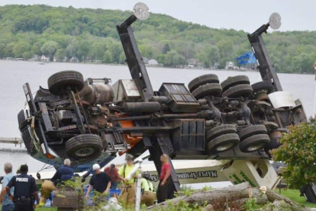 truck crane overturned in lakewood 2