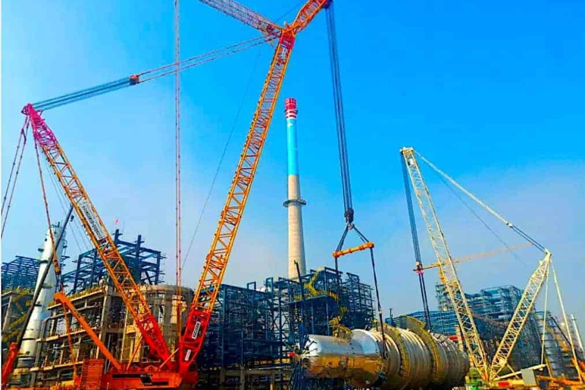 XGC28000 hoisting 750-tonnes tower in refinery.