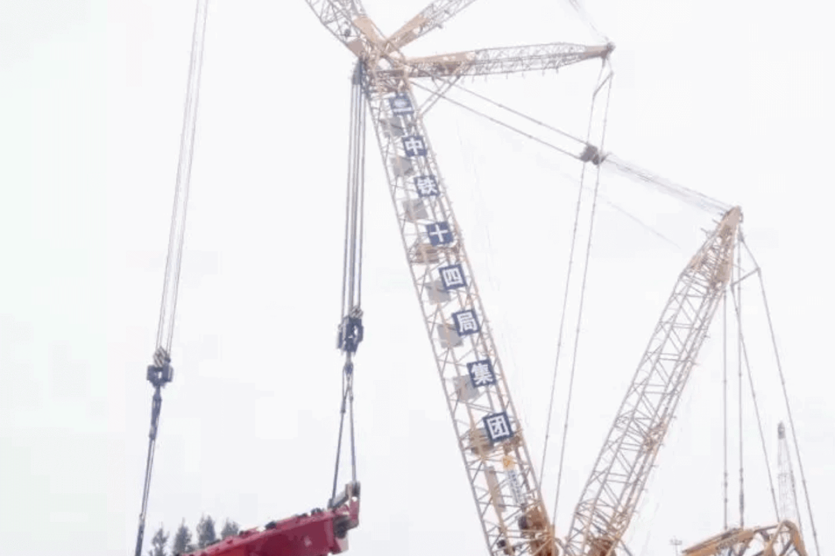 XGC650 is working in a luffing jib with superlift configuration. The entire front shield is hoisted using main boom and luffing jib.