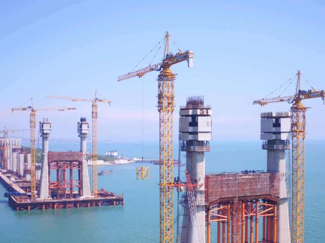 Photos of Zoomlion tower crane working on Pingtan bridge in China.