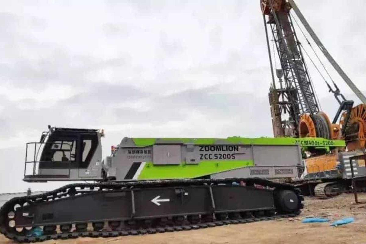 Zoomlion ZCC5200S crawler crane in Shenzhen job site