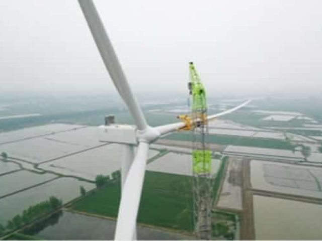 Zoomlion ZCC9800W crawler lifting the hub